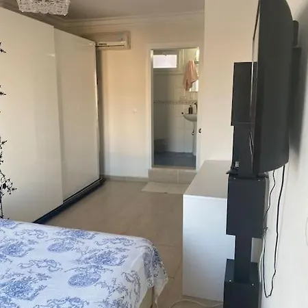 Deniz Manzaralı, Havuzlu Ve Bahçeli Triplex