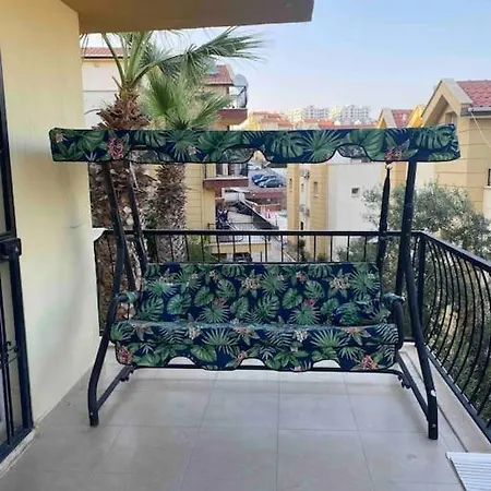 Deniz Manzaralı, Havuzlu Ve Bahçeli Triplex Kuşadası