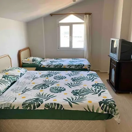 Deniz Manzaralı, Havuzlu Ve Bahçeli Triplex * Kuşadası