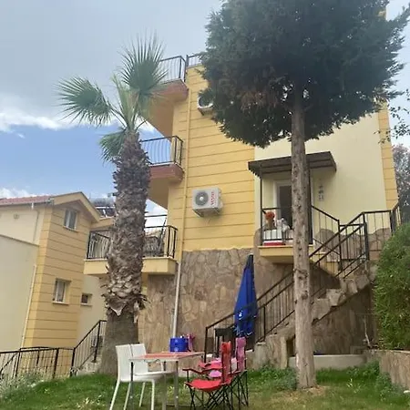 Deniz Manzaralı, Havuzlu Ve Bahçeli Triplex Villa