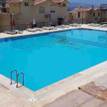 Deniz Manzaralı, Havuzlu Ve Bahçeli Triplex Kuşadası