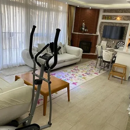 Deniz Manzaralı, Havuzlu Ve Bahçeli Triplex
