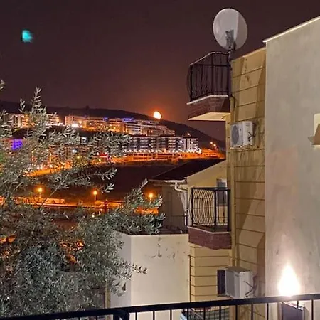 Deniz Manzaralı, Havuzlu Ve Bahçeli Triplex Villa