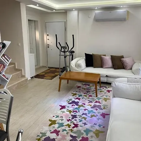Deniz Manzaralı, Havuzlu Ve Bahçeli Triplex